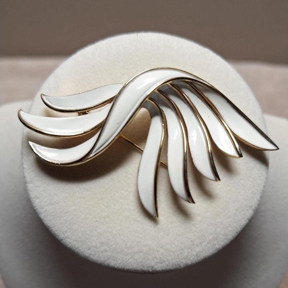 Vintage Trifari brooch pin with white enamel and in gold tone